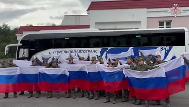 Prisioneiros de guerra russos libertos carregando bandeiras da Rússia