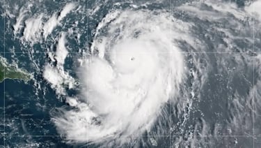 Imagens do furacão Erin do satélite
