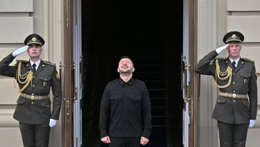 Zelensky olhando para o céu