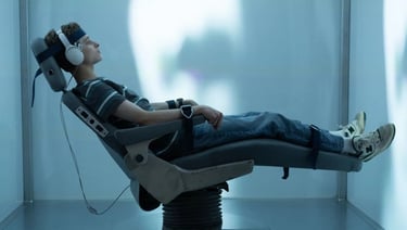 Um garoto deitado em uma cadeira