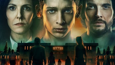 3 pessoas olhando firme enquanto outras caminham