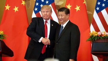 Donald Trump e Xi Jinping apertam as mãos em um evento formal.