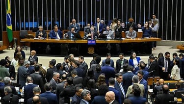 Deputados e senadores em um plenário, alguns de pé e outros sentados.