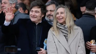 Javier Milei e Karina Milei, rindo e sorrindo, em um evento político.