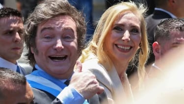 Javier Milei, sorrindo e acenando, ao lado de sua irmã Karina Milei.