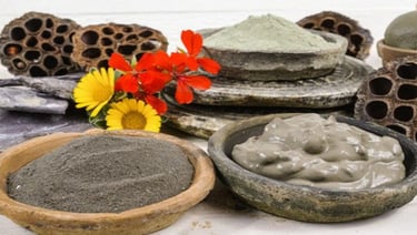 Ghassoul dans des récipients en terre cuite selon le rituel traditionnel marocain