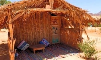 Husha tradicional de bambú en Bedouin Star, a pocos pasos del Mar Rojo, Ras Shitan, Egipto