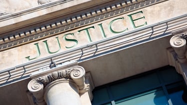 Bâtiment de justice symbolisant la résolution de litiges