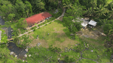 Area Outbound Ledok Sambi dengan lapangan terbuka hijau dan aliran sungai