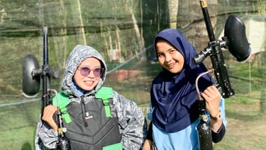 Peserta paintball Jogja sedang bersiap di arena outdoor Ledok Sambi