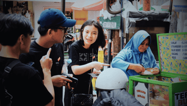 Peserta Amazing Race Yogyakarta berinteraksi dengan pedagang di Malioboro.
