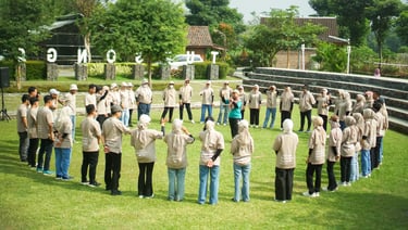 Suasana outbound Jogja penuh kebersamaan, dengan berbagai aktivitas yang mempererat hubungan tim