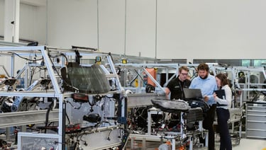 Zautomatyzowana hala fabryczna i linie montażowe utrzymywane w czystości dzięki przemysłowej stacji parowej EV Atlas.