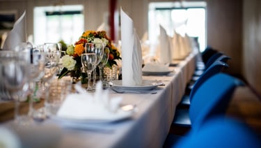 Przemysłowa myjka parowa EV Poseidon podczas sterylizacji sali bankietowej i pokoi w hotelu bez użycia chemii.