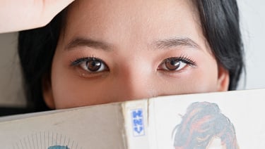 An image of a woman with eyelids that demonstrate the monolid eyeshape.