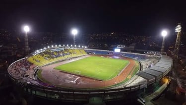Estadio Olímpico Patria em Sucre, Bolívia, palco de jogos internacionais de futebol.