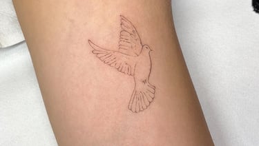 extra feines fineline Tattoo eines Vogels, das Melina in Potsdam gestochen hat.
