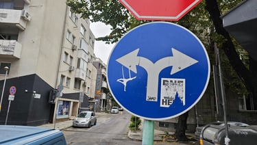 Street art sur panneau de signalisation représentant une femme faisant du trapèze à Varna