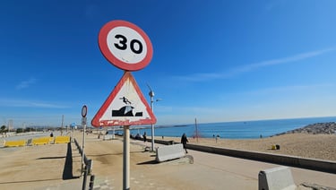 Street art sur panneau de signalisation représentant un skateur sur un dos d'äne à Barcelone