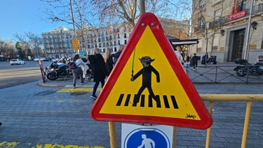 Street art sur panneau de signalisation représentant Yoda sur un panneau piéton
