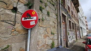 Street art sur panneau de signalisation représentant un couple sur un sens interdit