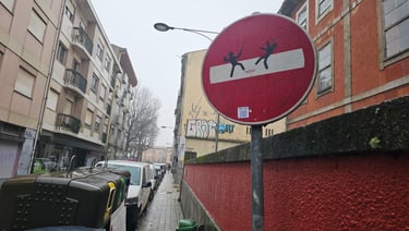 Détournement de panneaux de signalisation représentant deux escimeur aux J.O. sur un sens interdit.