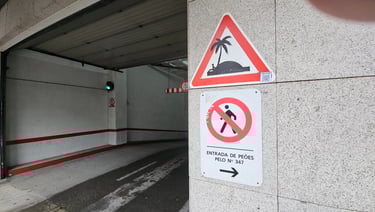 Street art sur panneau de signalisation représentant une ile déserte sur un dos d'âne.