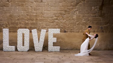 <img src="..." alt="Vidéo de mariage cinématographique en Rhône-Alpes">