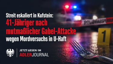 Polizeilicher Tatort in Kufstein mit einer Gabel als Beweismittel, Absperrband und Blaulicht.