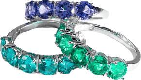 Três anéis compondo acessórios de moda com pedras de diversas cores