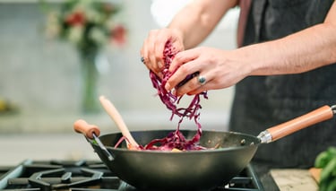 persona cocinando en sartén