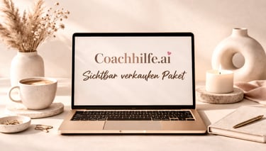 Laptop steht auf dem Tisch. Auf dem Bildschirm steht "Coachhilfe.ai-sichtbar verkaufen Paket". 
