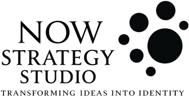 Logotipo de Now Strategy Studio en la sección de contacto, agencia de estrategia, branding y diseño 