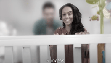 Simulação da visão do bebê aos 4 meses, com foco parcial em rostos próximos