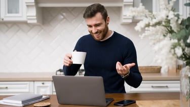 Afiliado trabalhando de casa construindo renda online
