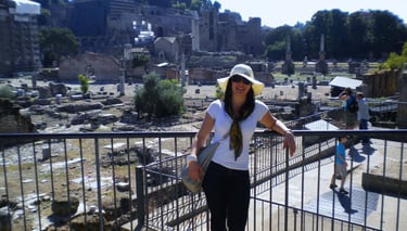foto da autora visitando as ruinas em roma