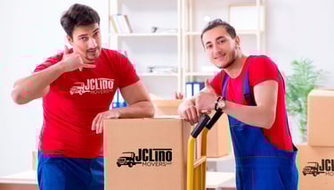 2 trabajadores de mudanza haciendo gestos con las manos