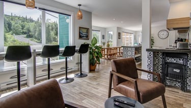 Espace salon à l'Auberge du Yéti, offrant confort et tranquillité pour un moment de relaxation après une journée en plein air