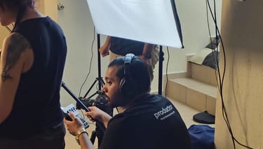 Productor audiovisual con equipo de audio profesional durante filmación de video empresarial