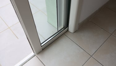 Fenêtre en aluminium avec vitrage isolant, vue intérieure, montrant le rail et le cadre, installatio