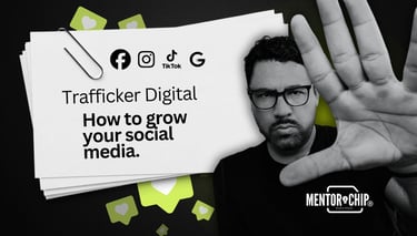 Trafficker digital con una tarjeta que dice: "como crecer con redes sociales tu negocio".