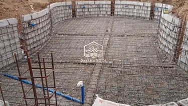 proses pembangunan kolam renang berbentuk lingkaran.
