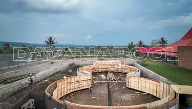 proses pembangunan kolam renang berbentuk lingkaran.