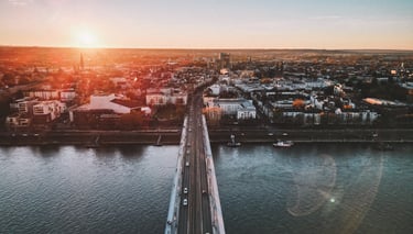 Drohnenbild und Luftaufnahme der Konrad Adenauer Brück bei Sonnenuntergang