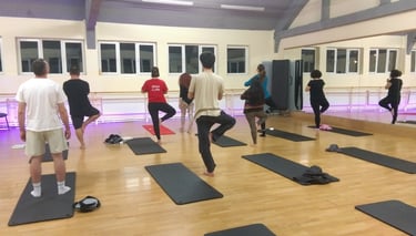 Garudasana postura realizata la cursul de yoga Alchimia Vietii din Bucuresti