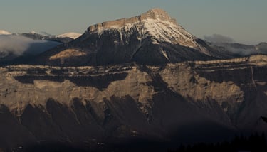 Le levé de soleil chauffe les contreforts de Chartreuse. La vallée du Grésivaudan reste dans l'ombre
