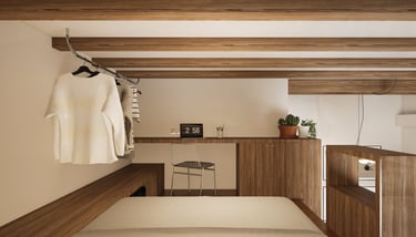 Chambre sur la mezzanine, avec vue sur un bureau et une penderie ouverte