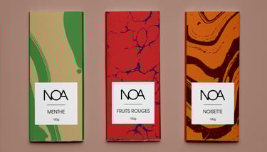 trois emballages de tablettes de chocolat gout menthe fruits rouges et noisette