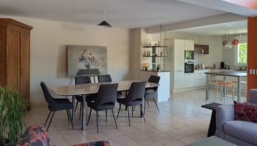 Vue de la salle à manger et la cuisine