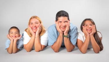 "Un retrato de familia de una pareja con su hija mayor y su niño pequeño"